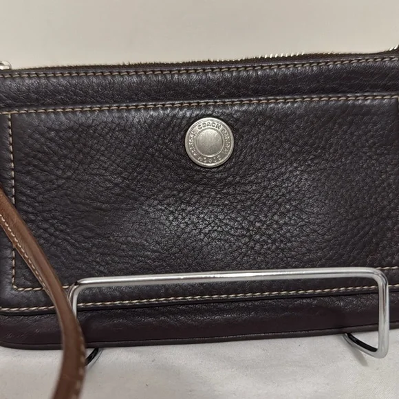 Coach vintage  “Chelsea” brown pebbled leather wristlet - Picture 2 of 9